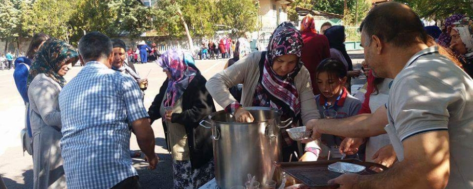 CUMHURİYET İLKOKULUNDAN AŞURE İKRAMI