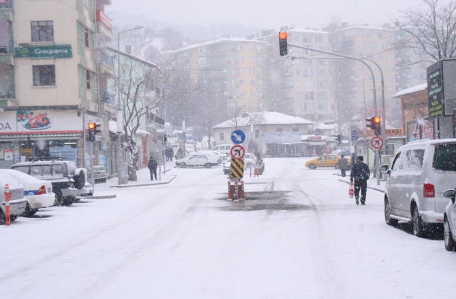 KAR YAĞIŞI KIZILCAHAMAM’DA DEVAM EDİYOR