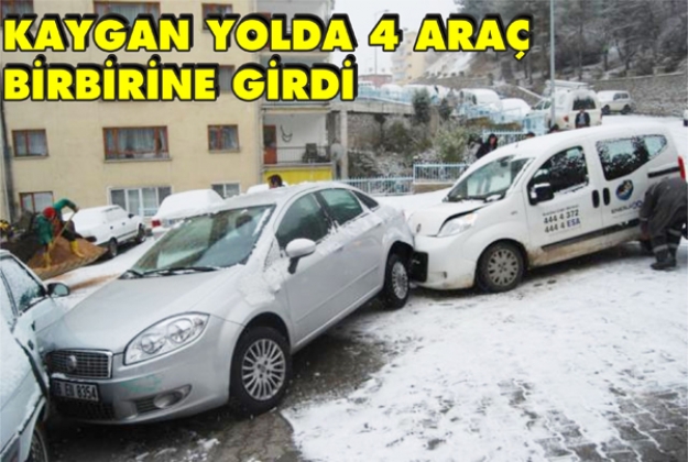 KAYGAN YOLDA 4 ARAÇ ÇARPIŞTI