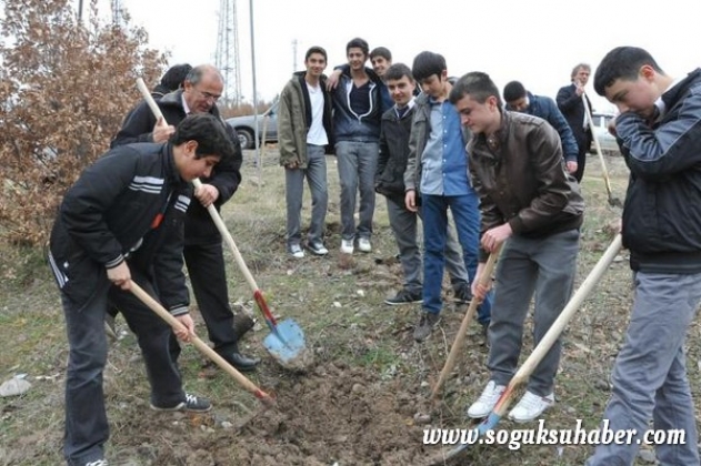 KIZILCAHAMAM'DA 400 ÇAM FİDANI TOPRAKLA BULUŞTU