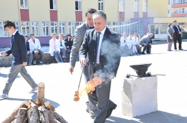 NEVRUZ ATEŞİNİ KAYMAKAM ÇİT YAKTI