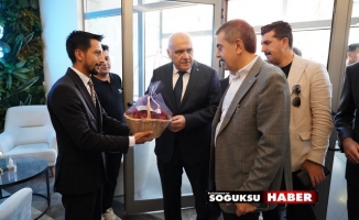 BAŞKAN ACAR BAKAN TEKİN’E ÇİLEK HEDİYE ETTİ