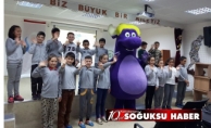 SU ELÇİLERİ CUMHURİYET İLKOKULUNA GELDİ