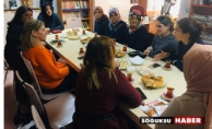 KÜTÜPHANEDE ÇAY-KİTAP-SOHBET ETKİNLİĞİ TUTTU