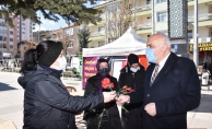 BAŞKAN ACAR KADINLAR GÜNÜNÜ KUTLADI KARANFİL DAĞITTI