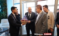 BAŞKAN ACAR BAKAN TEKİN’E ÇİLEK HEDİYE ETTİ